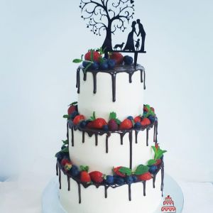 Tort weselny w stylu drip cake z owocami