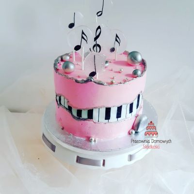 Muzyczny tort w stylu faultline cake