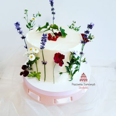 Letni tort z polnymi kwiatami